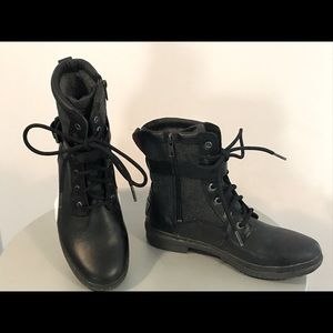 UGG Womens Kesey Boot Size 8